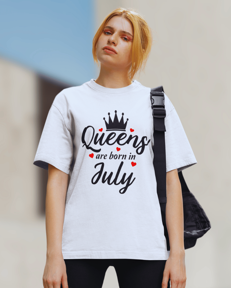 QUEENS ARE BORN IN JULY Premium Oversize T-Shirt