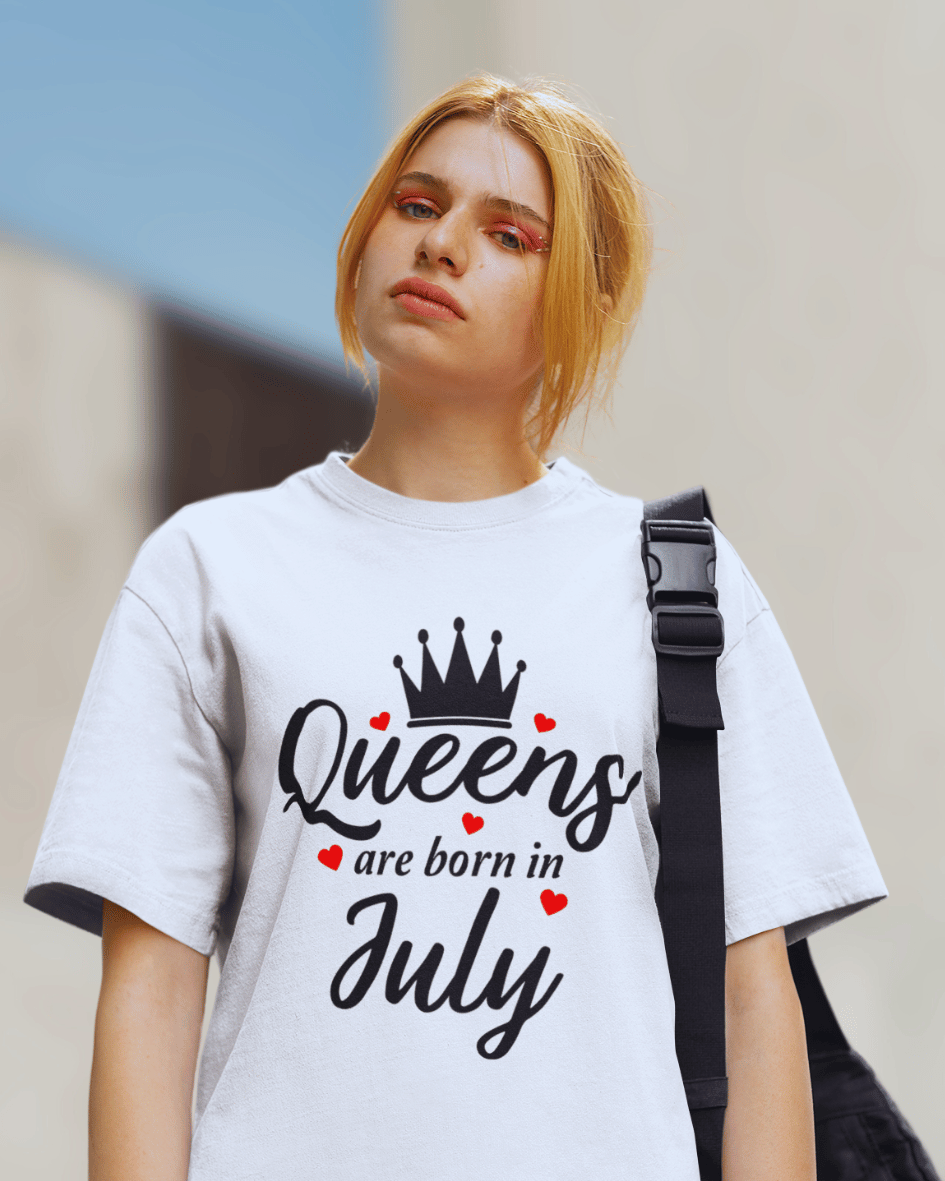 QUEENS ARE BORN IN JULY Premium Oversize T-Shirt